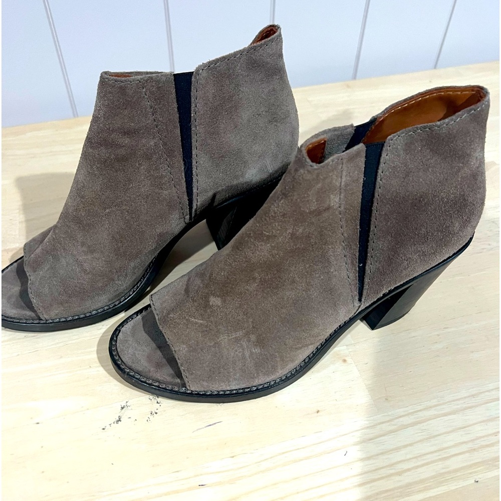 Aquatalia suede heels! Cute shoes and very comfortable. Very light wear!!